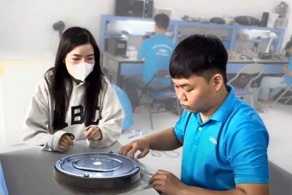 Bàn giao robot hút bụi sau khi sửa chữa