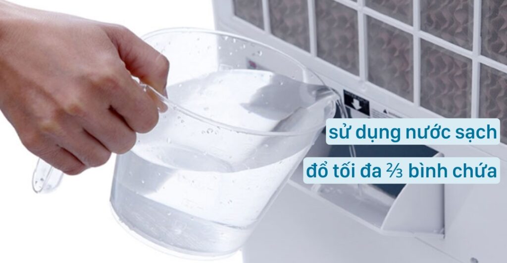 đổ nước vào bình chứa quạt hơi nước