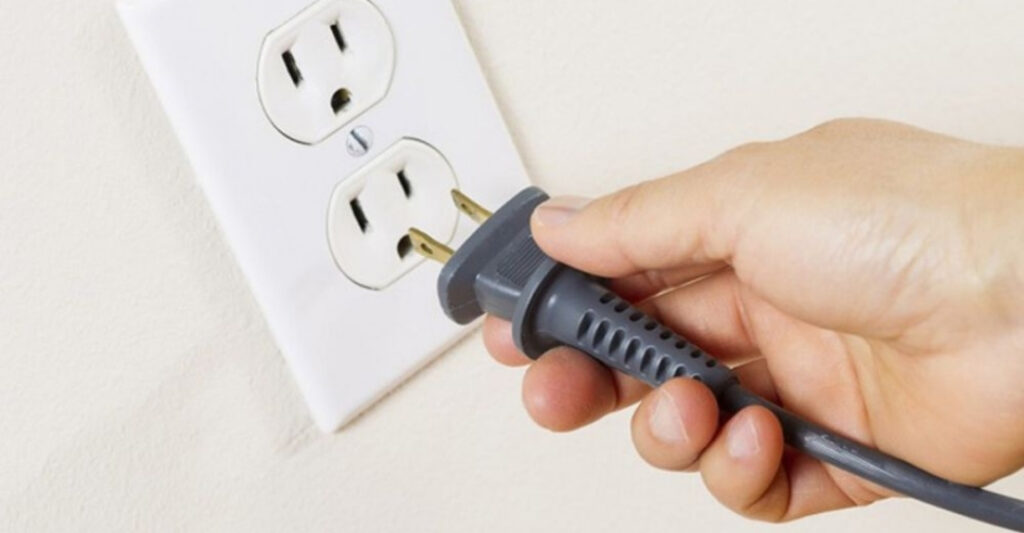 quên cắm điện khi dùng quạt hơi nước