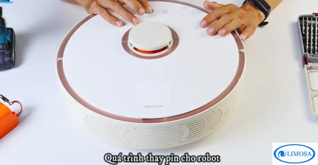 Hình ảnh thực tế Thay pin robot hút bụi Roborock tại Trung tâm Sửa Robot Hút Bụi Limosa